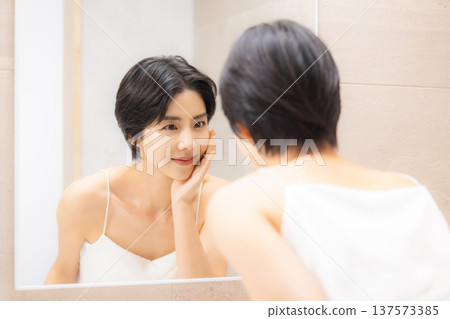 年輕女性的皮膚護理 137573385