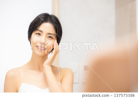 年輕女性的皮膚護理 年輕女性的皮膚護理 137573386