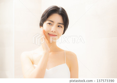 年輕女性的皮膚護理 年輕女性的皮膚護理 137573390
