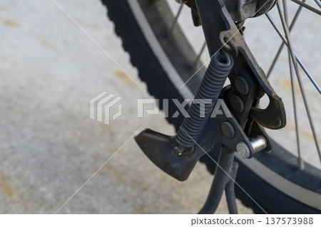 自行車側支架和彈簧的特寫 自行車側支架和彈簧的特寫 137573988