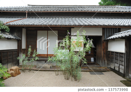 松江,拉夫卡迪奧·赫恩的故居,入口處的鈴蘭 松江,拉夫卡迪奧·赫恩的故居,入口處的鈴蘭 137573998