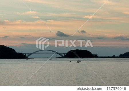 和歌山縣串本町，通往紀伊大島的拱橋和日落時的大海 137574046