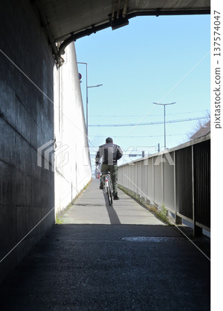 我騎自行車爬出了地下道的出口。 137574047
