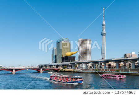 Pleasure boats and houseboats travelling up and down the Sumida River 137574663