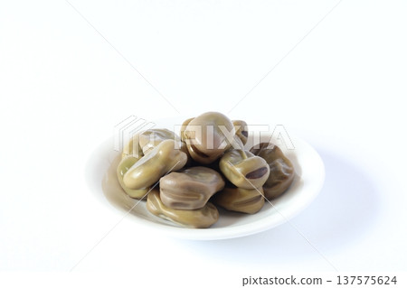 Boiled broad beans 137575624