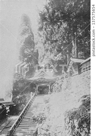 1894年的老照片,展示了群馬縣高崎市榛名神社的雙龍門。 1894年的老照片,展示了群馬縣高崎市榛名神社的雙龍門。 137575654