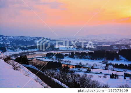 Snowy scenery of the great Shinano River from Yukitoge Pass in the morning glow 137575699