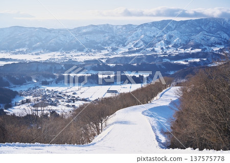 冬季從野澤溫泉滑雪場的天際線雪道遠眺的景色 冬季從野澤溫泉滑雪場的天際線雪道遠眺的景色 137575778