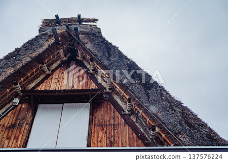 Snow falling in Shirakawa-go 137576224
