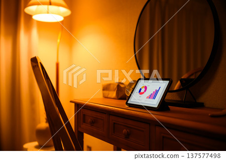 平板電腦在夜間於房間顯示圖表。 137577498