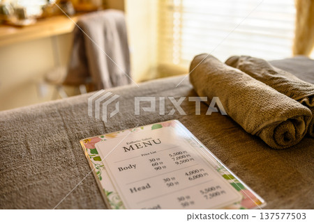 沙龍菜單和毛巾 137577503