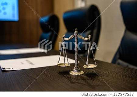 會議室桌上的秤和文件 137577532