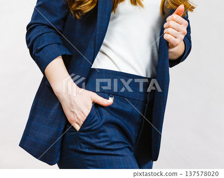 Business woman in suit 137578020