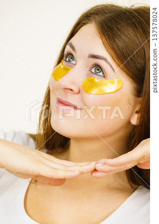 Woman with gold patches under eyes 137578024