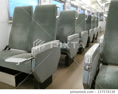 The convertible cross seats of the 0 series Shinkansen remaining in the Kiha 54 series 500 series 137578136
