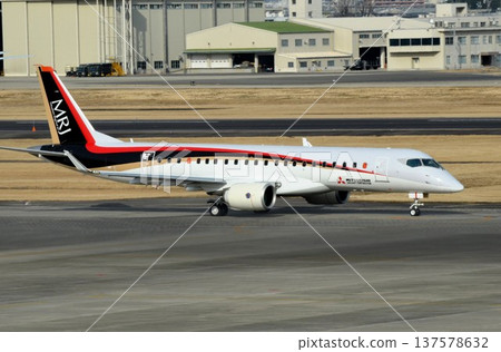 飛機正飛往跑道（三菱MRJ） 137578632