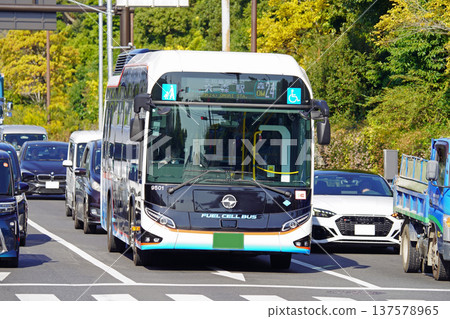 京急巴士的燃料電池巴士「SORA」在大田市場附近行駛 京急巴士的燃料電池巴士「SORA」在大田市場附近行駛 137578965