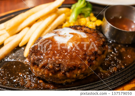 hamburger hamburger 137579050