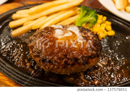 hamburger hamburger 137579051