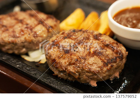 hamburger hamburger 137579052