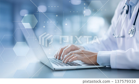 Medical DX | 醫生在筆記型電腦上輸入電子病歷 137579310