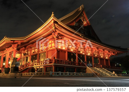 燈火通明的淺草寺大殿 137579357