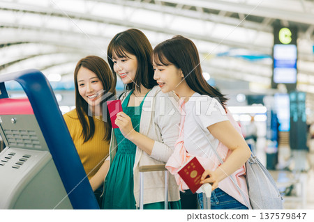 三位女士獨自在機場辦理登機手續。 （圖片由關西國際機場（KIX）提供） 137579847