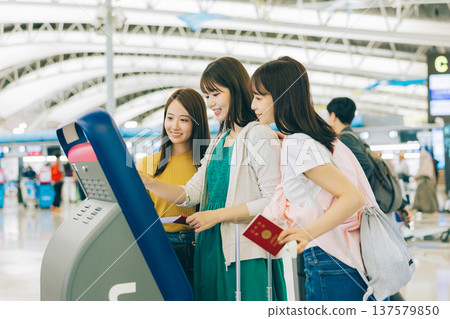 三位女士獨自在機場辦理登機手續。 (圖片由關西國際機場(KIX)提供) 三位女士獨自在機場辦理登機手續。 (圖片由關西國際機場(KIX)提供) 137579850