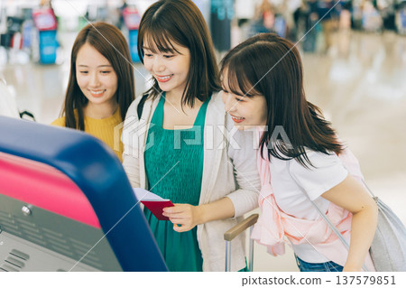三位女士獨自在機場辦理登機手續。 （圖片由關西國際機場（KIX）提供） 137579851