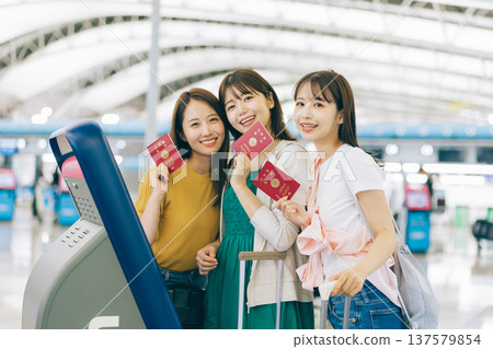 Three women traveling abroad (Photo courtesy of Kansai International Airport (KIX)) Three women traveling abroad (Photo courtesy of Kansai International Airport (KIX)) 137579854
