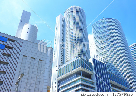 從愛知縣名古屋市的名古屋站附近眺望摩天大樓。 137579859
