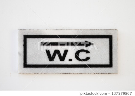 Arrow pointing to the men's and women's toilets 137579867