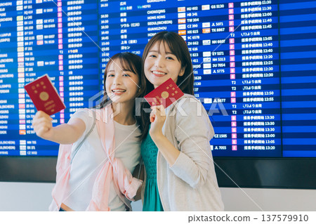 兩名女子在機場手持護照。 （圖片由關西國際機場（KIX）提供） 137579910