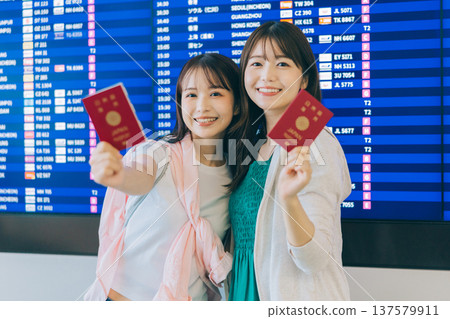 兩名女子在機場手持護照。 （圖片由關西國際機場（KIX）提供） 137579911