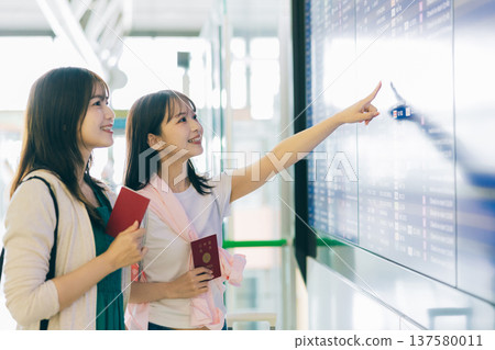 兩名女子正在觀看機場的電子顯示器。 (圖片由關西國際機場(KIX)提供) 兩名女子正在觀看機場的電子顯示器。 (圖片由關西國際機場(KIX)提供) 137580011