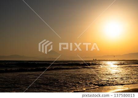 The sunset and the sea of Shonan seen from the Shonan coast The sunset and the sea of Shonan seen from the Shonan coast 137580013