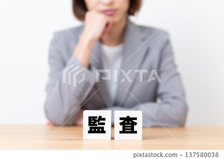 一位身穿西裝的中年婦女擔心審計程序被凍結。 137580038