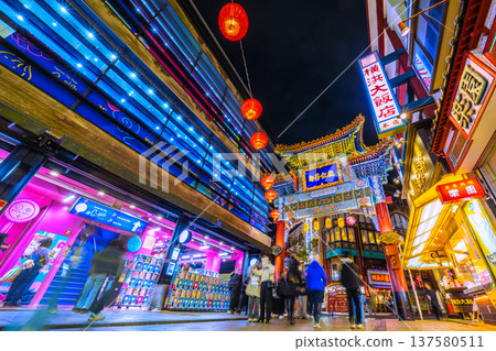 日本橫濱的城市景觀，喜慶的中國新年。橫濱中華街的變遷。中華街禪林門旁的扭蛋玩具專賣店。 137580511