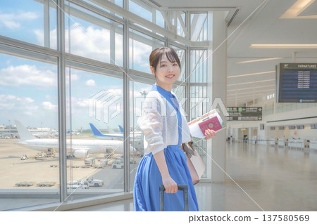 一位女旅客在機場等待出發。 137580569