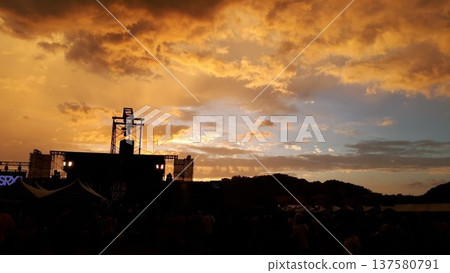 天空染成橙色 137580791