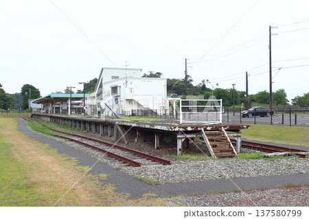 在被海嘯破壞的仙石線原野比留站(宮城縣東松島市) 在被海嘯破壞的仙石線原野比留站(宮城縣東松島市) 137580799