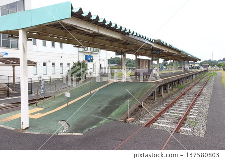 在被海嘯破壞的仙石線原野比留站（宮城縣東松島市） 137580803