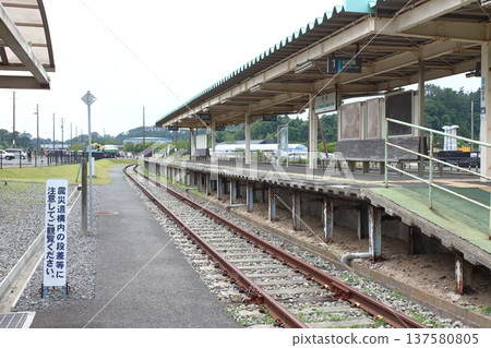 在被海嘯破壞的仙石線原野比留站(宮城縣東松島市) 在被海嘯破壞的仙石線原野比留站(宮城縣東松島市) 137580805