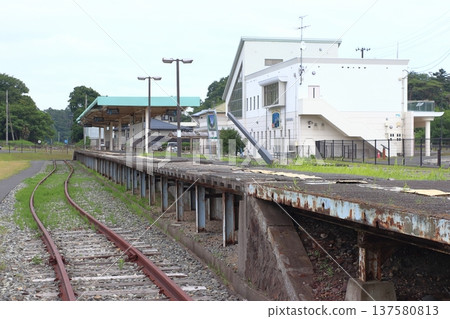 在被海嘯破壞的仙石線原野比留站（宮城縣東松島市） 137580813