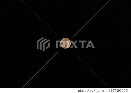 漂浮在夜空的滿月 漂浮在夜空的滿月 137580925
