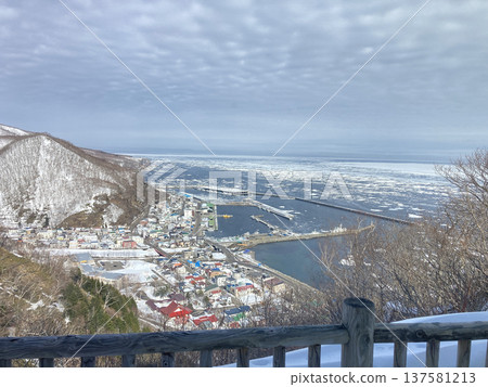 Rausu drift ice in winter 137581213