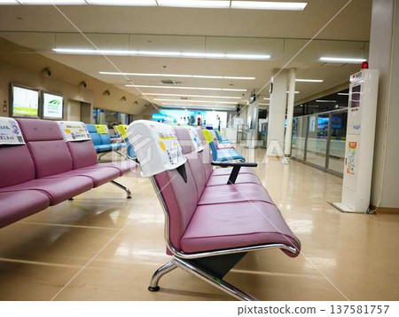 空蕩蕩的機場航站樓，只有座位 137581757