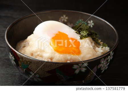 溫泉蛋和磨碎的山藥米 溫泉蛋和磨碎的山藥米 137581779