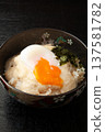 溫泉蛋和磨碎的山藥米 溫泉蛋和磨碎的山藥米 137581782