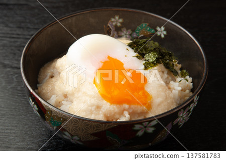 溫泉蛋和磨碎的山藥米 溫泉蛋和磨碎的山藥米 137581783